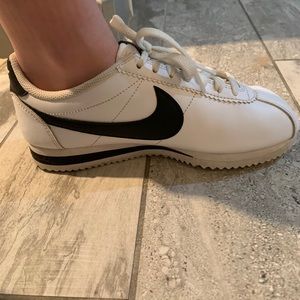 Cute black and white Vintage Nike! Slightly worn!